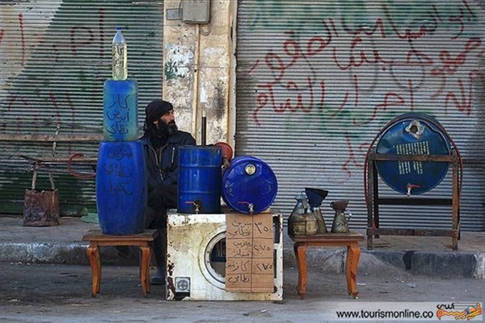 فروش نفت و بنزین  کنار خیابان / شغل پرسود شهروندان سوری  +عکس