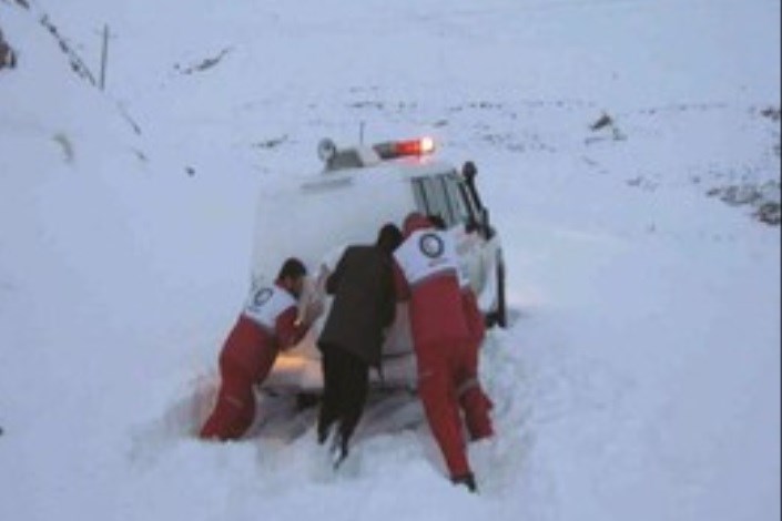 امدادرسانی به شهروندان گرفتار در برف و کولاک 20 استان/رهاسازی 1015 خودرو از برف