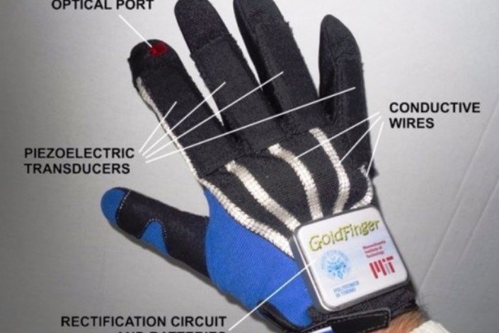 دستکش هوشمندی که از حرکات انگشتان نیرو می‌گیرد