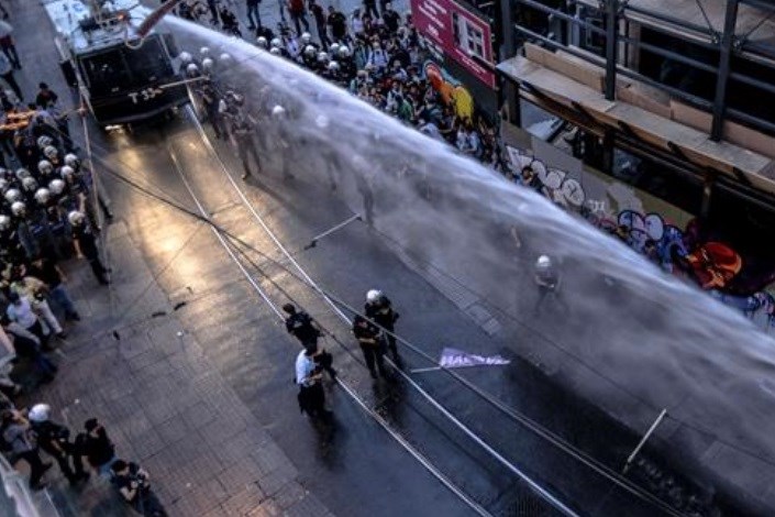 پلیس ترکیه مانع حرکت دانشجویان به سمت کاخ اردوغان شد 