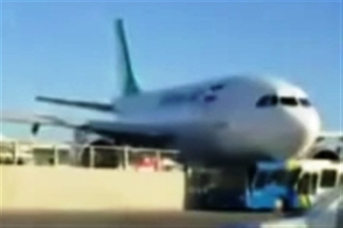 ویدیو / اولین فیلم از برخورد شدید هواپیمای ماهان‌ایر با گارد ریل فرودگاه استانبول