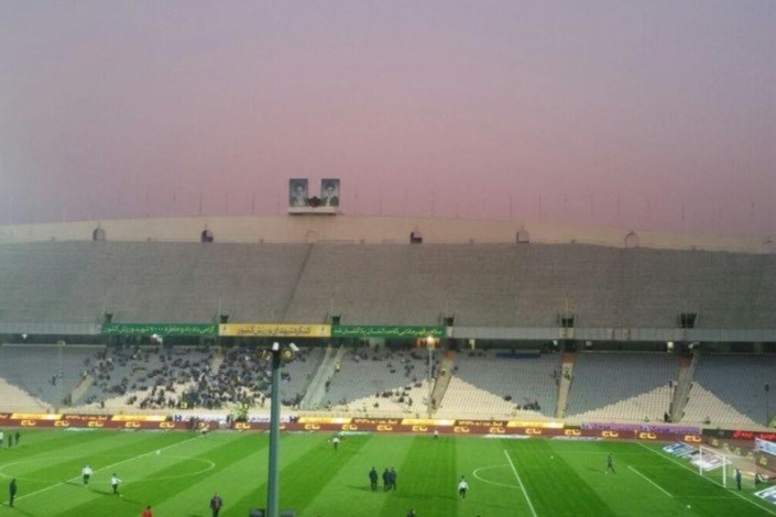  ورود آبی پوشان با ماسک به زمین در اعتراض به بازی در هوای آلوده