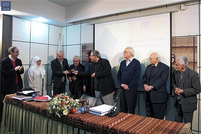 اهدا جایزه پنجمین دوره دکتر فتح الله مجتبایی به عضو هیأت علمی واحد تهران شمال