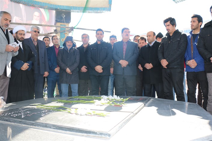 تجدید میثاق با شهدا در مراسم غبارروبی مزار شهدای گمنام در دانشگاه آزاد اسلامی اردبیل