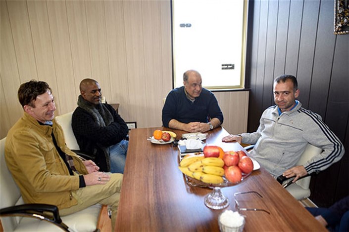 دستیاران کی روش در باشگاه گسترش فولاد+ عکس