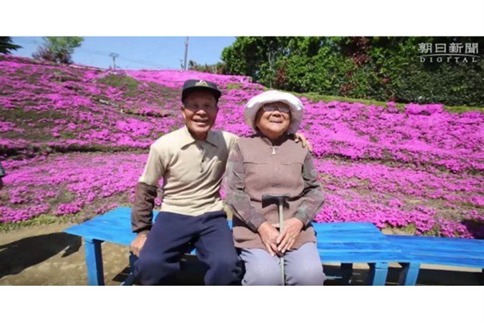 این مرد برای  لبخند همسر نابینایش  یک باغ  گل کاشت