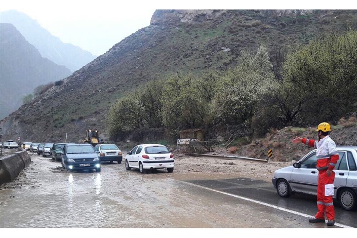 ترافیک پرحجم در پی ریزش کوه در آزادراه قزوین رشت