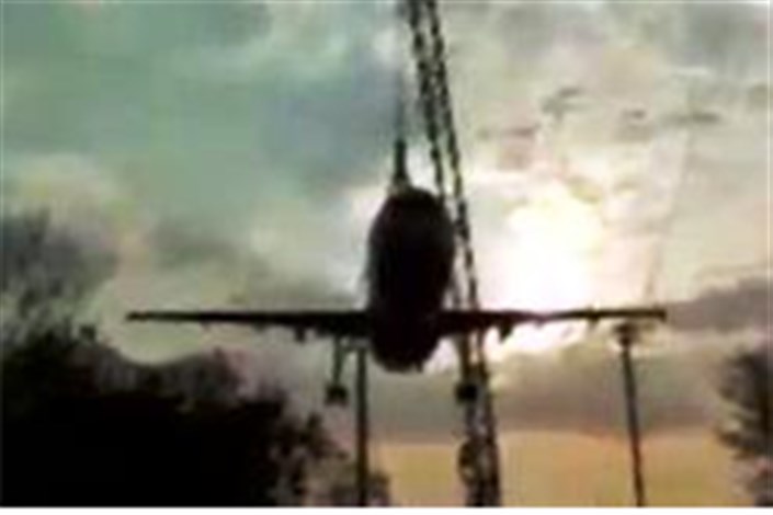 ویدیو / سقوط ایرباس 320 حین انتقال با جرثقیل در هند 
