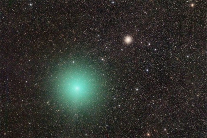 تصویر ستاره دنباله دار فروزان و خوشه ستاره ای
