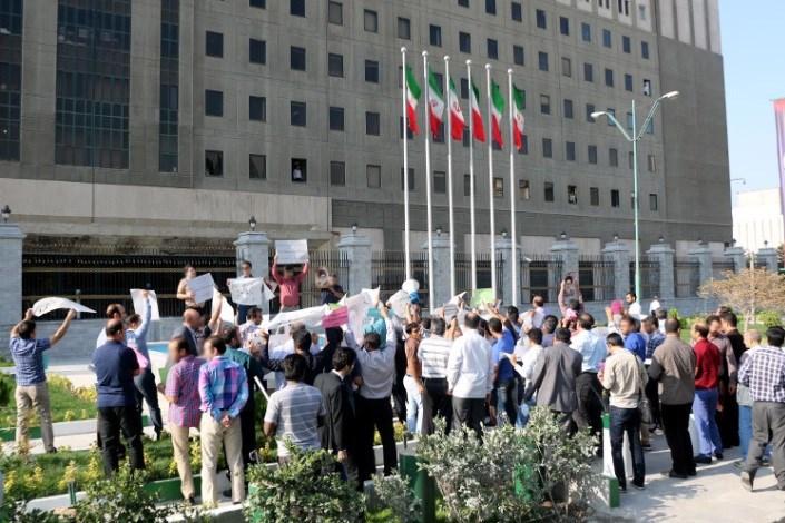 تجمع کارگزاران بیمه کشاورزی در  مقابل مجلس شورای اسلامی