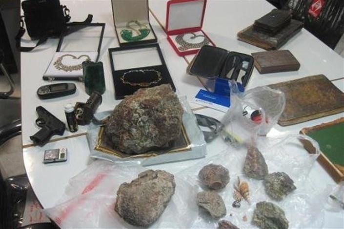  انهدام  باند حرفه ای  قاچاق / ۳۰میلیارد تومان عتیقه و سنگ قیمتی قاچاق کشف شد