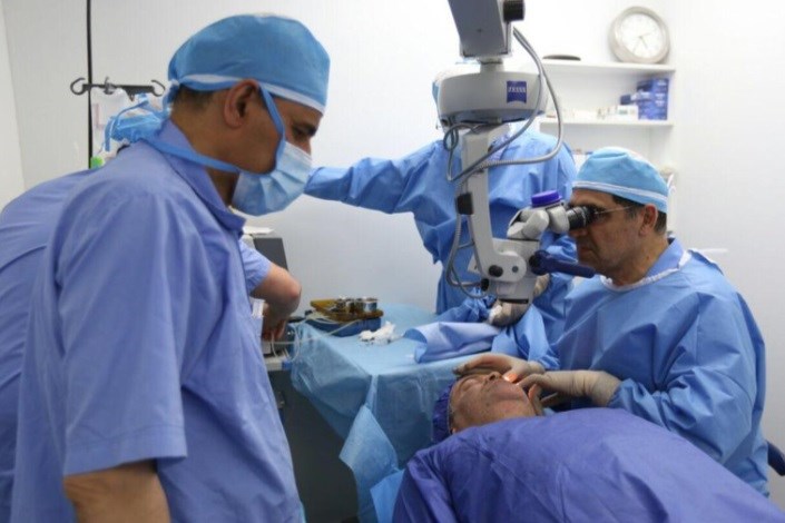 انجام ۱۰ عمل جراحی چشم توسط وزیر بهداشت در منطقه محروم "رودان"