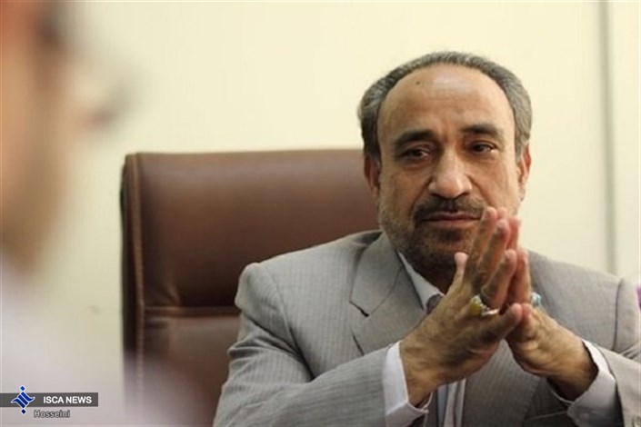 خباز: احمدی‌نژاد به اندازه انگشتان یک دست در بین اصولگرایان طرفدار ندارد