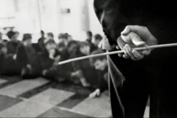  تنبیه خشن یک دانش‌آموز در شوش/همراه داشتن تلفن همراه  در کلاس تخلف است 