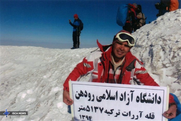 دانشجوی کوهنورد واحد رودهن بر بلندای قله‌ آرارات ترکیه ایستاد