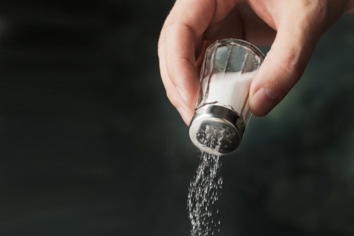 به خاطر ۷ دلیل خطرناک، مصرف روزانه نمک را کنترل کنید 