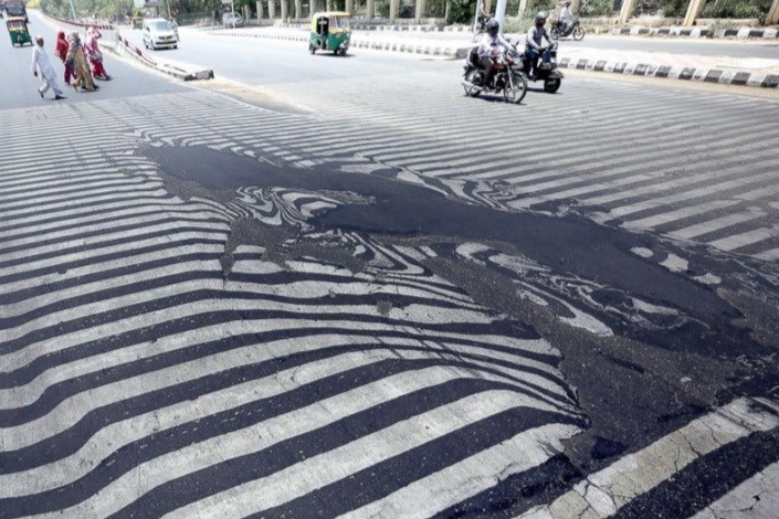 گرمای هوا خیابان‌های هند را ذوب کرد!