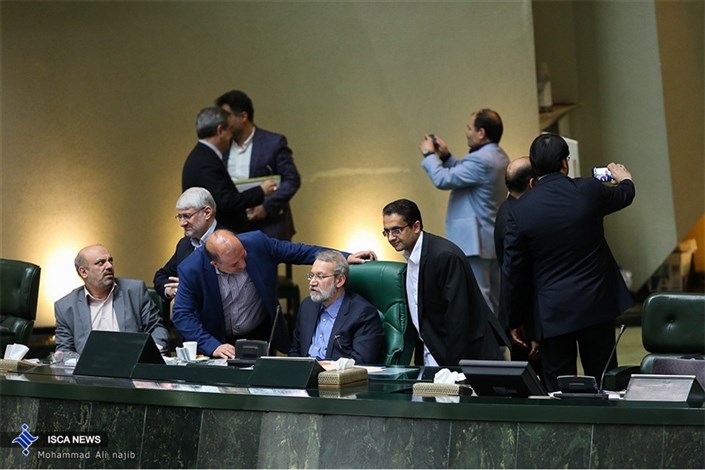 مجلس نهم به پایان خط رسید/ از تکه پرانی های احمدی نژاد و استیضاح دانای کابینه روحانی تا تصویب پرحاشیه برجام