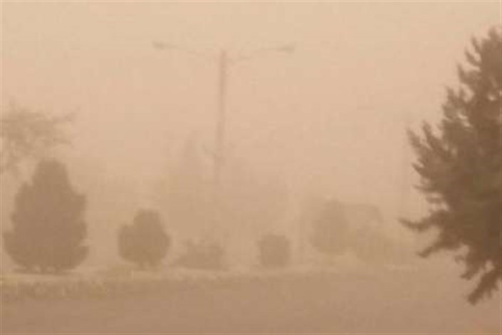 طوفان شن در کرمان/شعاع دید در جاده‌ها به ۵۰ متر رسید