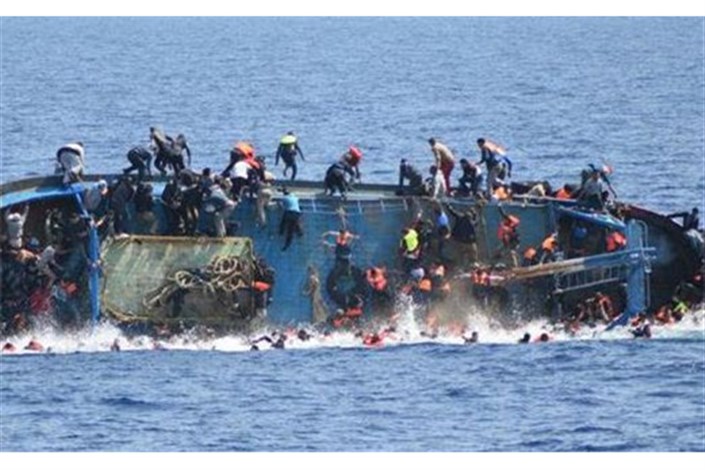 لحظه هولناک واژگون شدن قایق مملو از پناهجویان