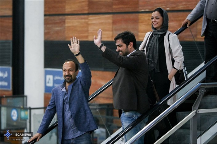 در میان استقبال مردم؛فرهادی، حسینی و ترانه علیدوستی به ایران آمدند/ تصاویر