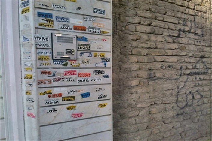رنگین‌کمان‌ زشت/برچسب‌های تبلیغاتی تخلیه فاضلاب روی در و دیوار ساختمان‌ها