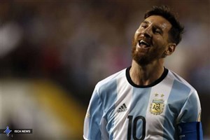 واکنش عجیب مسی به پرتاب آب دهان مهاجم پاراگوئه در بازی مقدماتی جام جهانی ۲۰۲۶