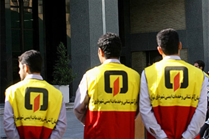 تلاش آتش نشان ها برای نجات جان یک کارگر درمیدان هفت تیر
