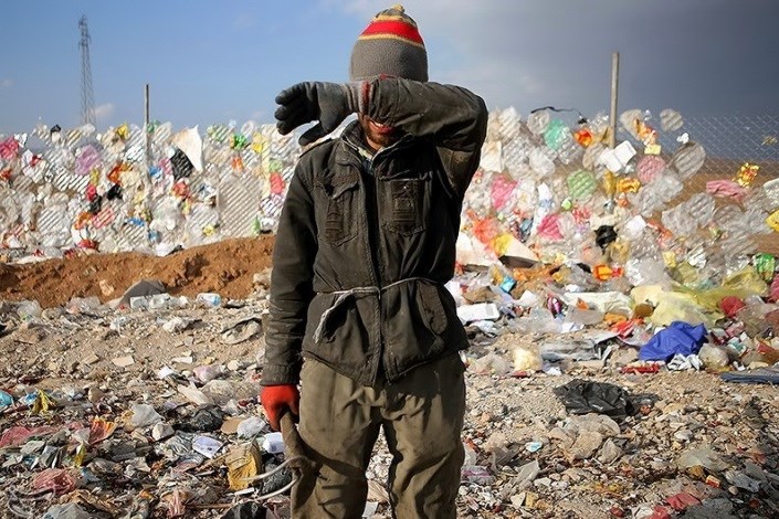 توزیع غذای گرم بین کودکان کار در گودهای زباله‌گردی