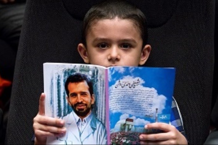 واکنش مادر شهید احمدی روشن به بنر بهزیستی/ فرزندان شهدا یتیم نیستند