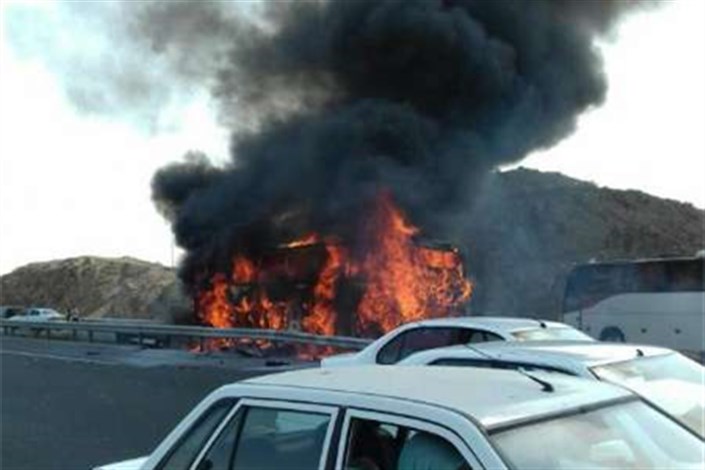 جزئیات حادثه آتش سوزی اتوبوس در اتوبان قم-تهران/ شاگرد راننده اتوبوس کشته شد