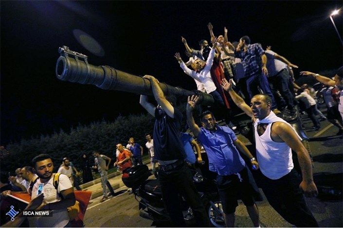 کودتا در ترکیه/ استانبول در سیطره تانک‌ها/ ییلدریم: دولت اجازه کودتا نمی‌دهد