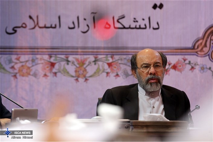  رئیس دانشگاه آزاد اسلامی: مقالات دانشمندان ایرانی در علوم انسانی دنیا معادل صفر است/ مقالات علوم انسانی باید به زبان خارجی ترجمه شود