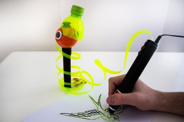 قلم چاپ سه‌بعدی که با پلاستیک بازیافتی خانگی کار می‌کند