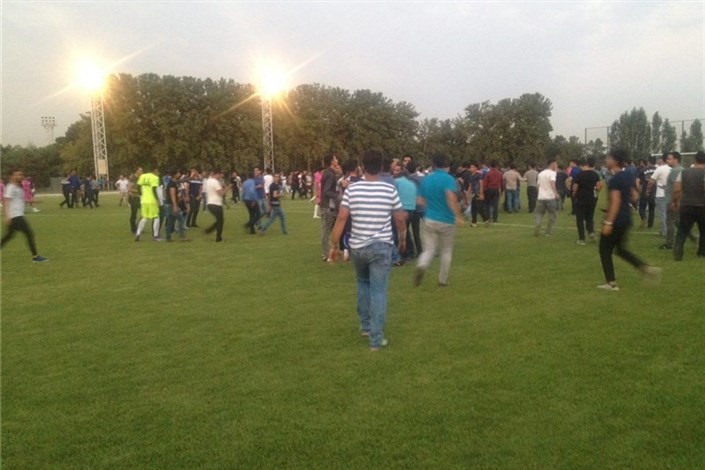 هجوم تماشاگران استقلال به داخل زمین/ شعار‌ علیه میناوند و طارمی