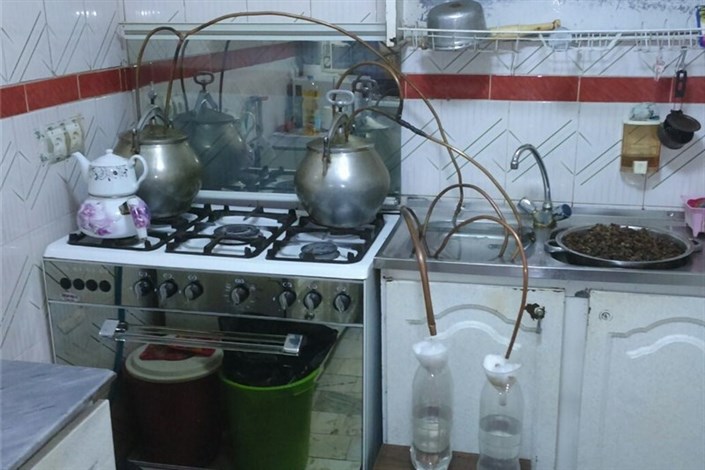 کارگاه تولید مشروبات الکلی در جنوب تهران کشف  و ضبط شد / عکس