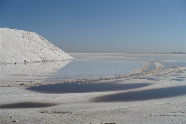 کاهش رطوبت دریاچه نمک سبب افزایش گرد و غبارهای نمکی می‌شود 