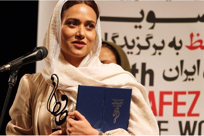 اهدای جایزه بهترین بازیگر زن سینمایی جشن حافظ به پریناز ایزدیار