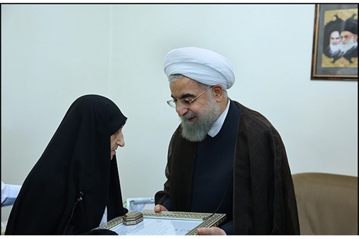  روحانی در دیدار خانواده معظم شهیدان پایدارفرد:ایمان، صبر و استواری به همراه دارد/ امیدوارم با ادامه راه شهدا، در مسیر خدمت به مردم موفق باشیم