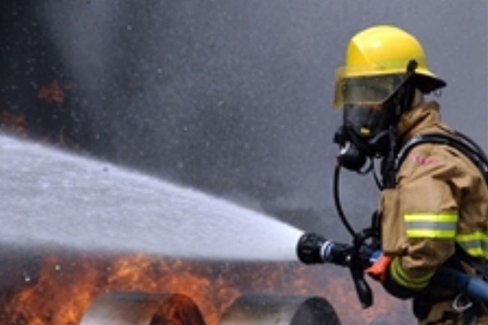 مهار کامل آتش سوزی در مخزن نفتی کارخانه قیر بندرعباس