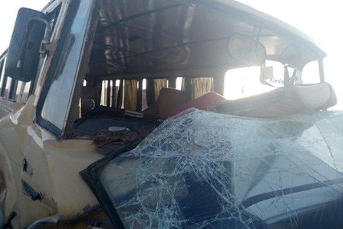  یک کشته و ۸ مصدوم بر اثر برخورد اتوبوس تهران -شیراز با کامیون