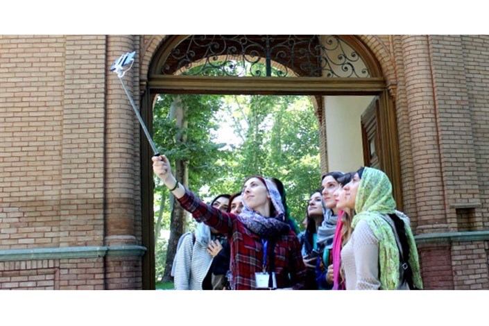 بازدید فارسی آموزان خارجی از کاخ موزه سعد‌آباد+تصاویر
