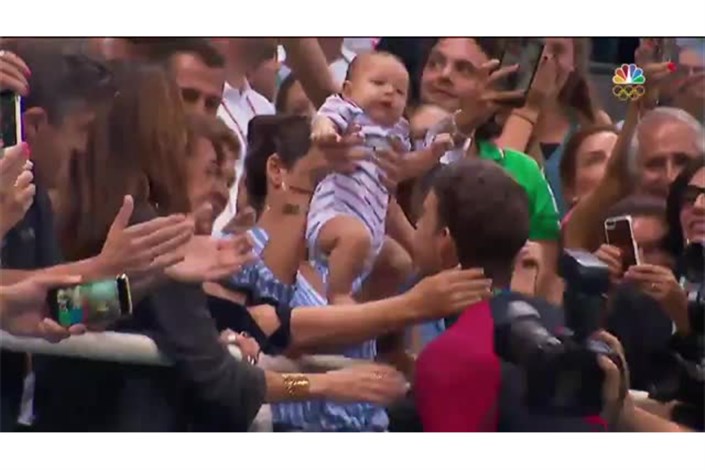 بوسه های مایکل فلپس بر کودک نوزادش پس از کسب 21 مین مدال طلای المپیک