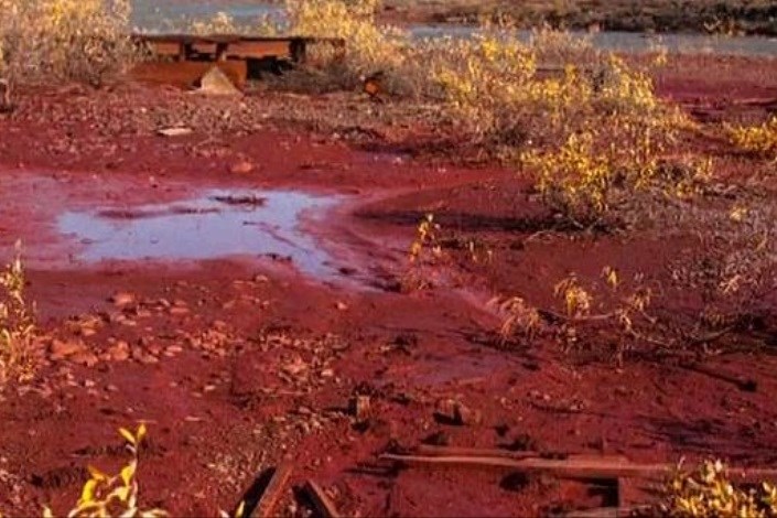 نشت مواد معدنی در رودخانه "دولدیکانی" در روسیه