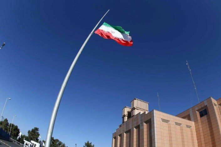 به احترام درگذشت جانباز قهرمان پرچم ایران برافراشته شد