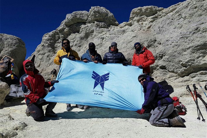 گرامیداشت شهدای مدافع حرم؛ قله دماوند در زیر گام های تیم کوهنوردی واحد کرج 