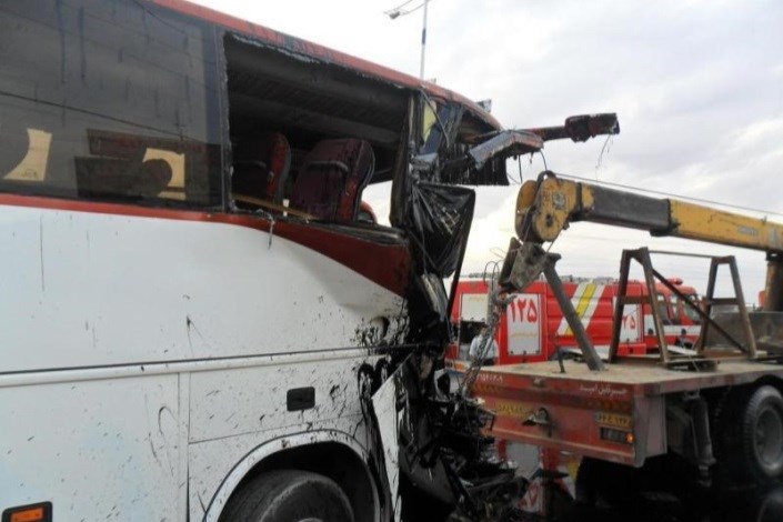 یک کشته و 8 مجروح در برخورد اتوبوس با تیر برق
