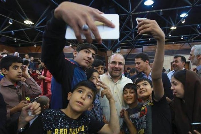 کودکان کار با شهردار تهران عکس سلفی گرفتند