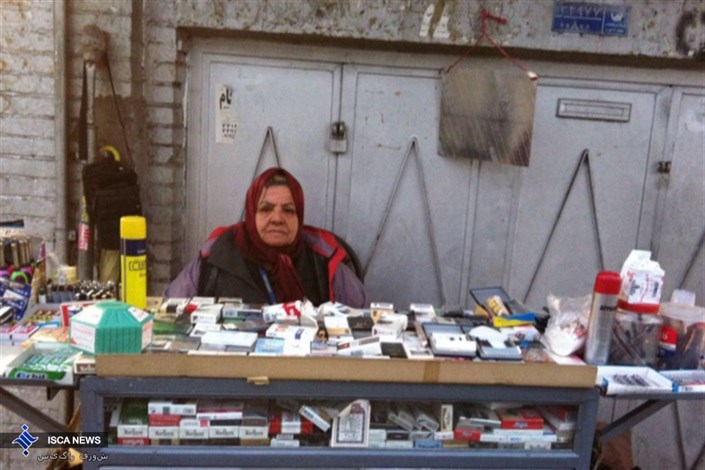 خاله فاطی  زن سیگار فروش و خوش حساب گلوبندک تهران/هیچکی نمی تواند مثل من سیگار بفروشد!