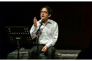 با همراهی گروه موسیقی «شیراز»«امیر اثنی عشری» در بلژیک می‌خواند